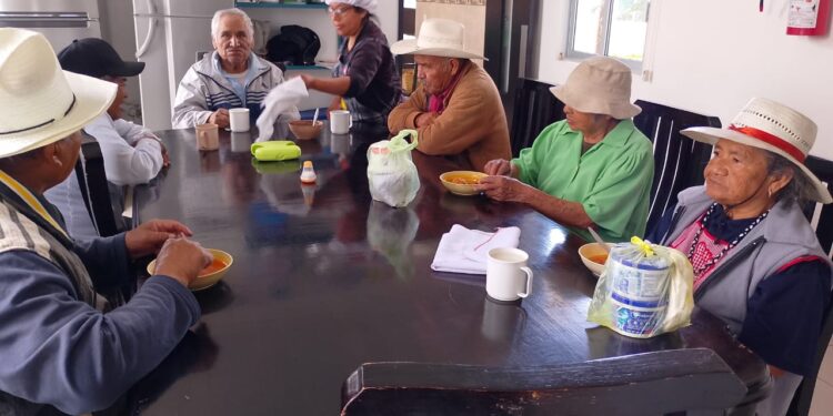 Brinda SMDIF de Ixtenco servicio de transporte gratuito a los abuelitos que acuden al Comedor Comunitario.