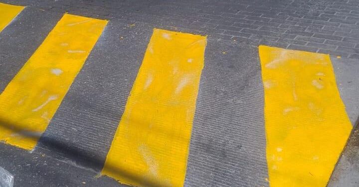 Ixtenco refuerza la seguridad vial con nueva señalización urbana.