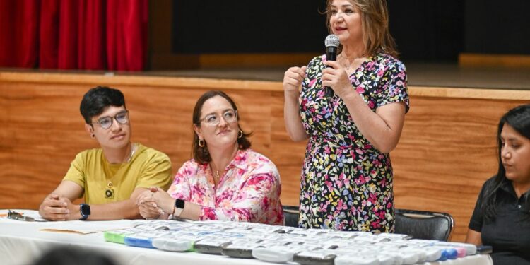 Lleva a cabo SMDIF de Huamantla en coordinación con Fundación CLISA entrega de lentes gratuitos a niños y niñas.