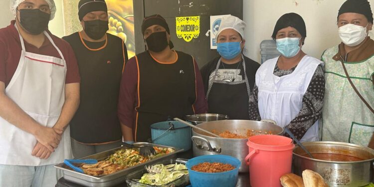 Ixtenco refuerza la alimentación escolar con feria gastronómica y capacitación.