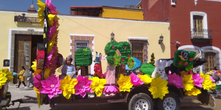 Entre colores y alegría se desarrolló el Desfile de Primavera en Huamantla.