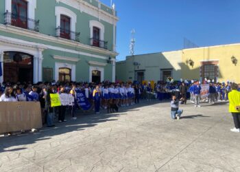 Realiza escuela David Silva Ramos caminata por el día de la mujer en Huamantla.