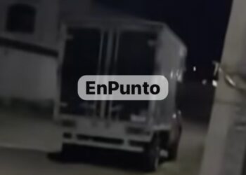 Abandonan camioneta con hombres en su interior en Huamantla.