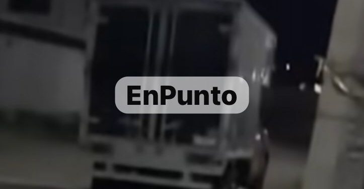 Abandonan camioneta con hombres en su interior en Huamantla.