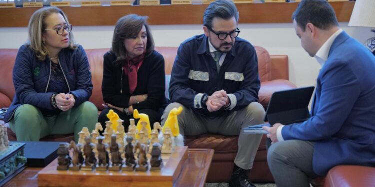 Se reúne Gobernadora Lorena Cuéllar con titulares del IMSS e ISSSTE en la ciudad de México.