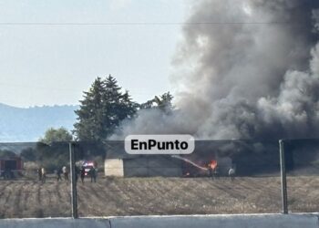 Se incendia bodega de llantas en Huamantla.