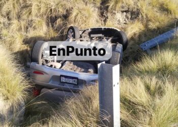 Mujer resulta lesionada tras volcar su unidad en Zitlaltepec. 