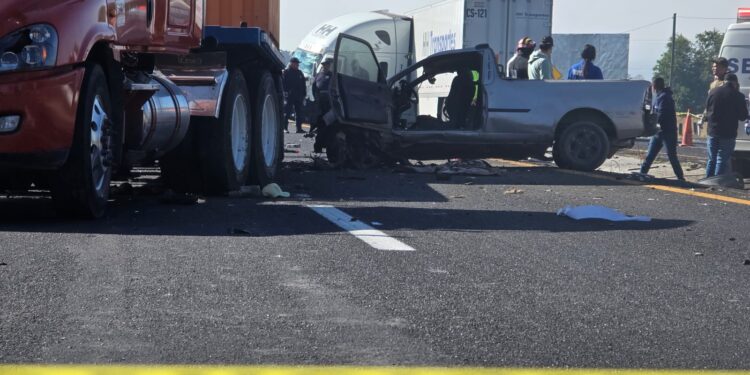 Accidente cobra la vida de dos personas en Xaloztoc.