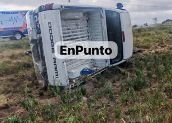 Vuelca camioneta en la Ixtenco-Zitlaltepec; no se reportan lesionados graves