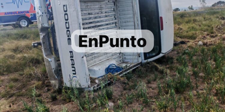 Vuelca camioneta en la Ixtenco-Zitlaltepec; no se reportan lesionados graves