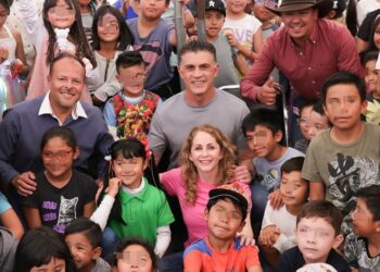 Presidente municipal de Tlaxcala, y su esposa, Marcela González, recorrieron algunas delegaciones para celebrar el Día de la Niñez.