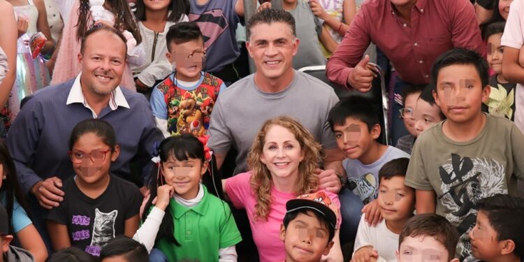 Presidente municipal de Tlaxcala, y su esposa, Marcela González, recorrieron algunas delegaciones para celebrar el Día de la Niñez.