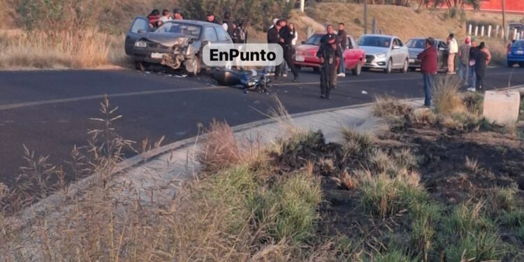 En Terrenate, motociclista resulta lesionado tras impactar su unidad contra un vehículo