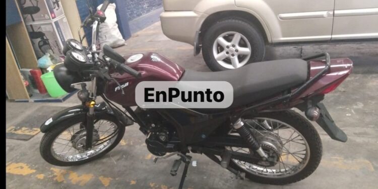 Roban motocicleta del estacionamiento de supermercado en Huamantla. 