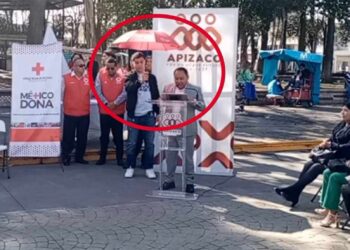 Ocupa alcalde de Apizaco a supuesto marino para cubrirlo de los rayos del sol.