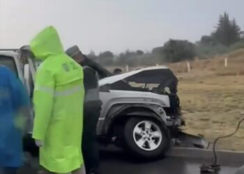 Camioneta impacta contra barra de contención en Ixtenco.