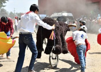 Invita Manolo Macías a niños a participar en el encierro infantil.