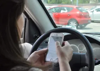 Uso de celular aumenta accidentes automovilísticos.