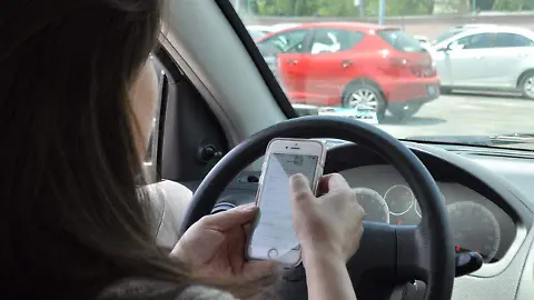 Uso de celular aumenta accidentes automovilísticos.