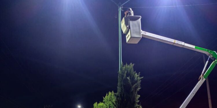 Gobierno de Huamantla repara luminarias en el Bulevar Cuamanco.