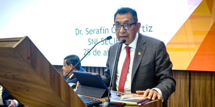 Presenta Rector modelo educativo de la UATx en la UCSM de Arequipa, Perú