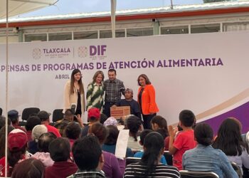 Entregan más de 500 despensas entre el DIF estatal y municipal en Huamantla.