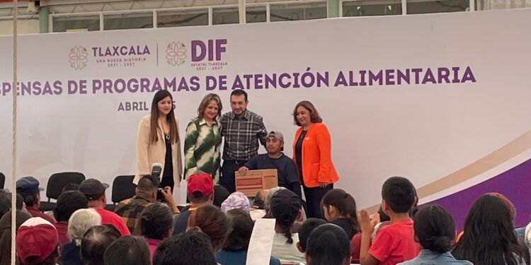 Entregan más de 500 despensas entre el DIF estatal y municipal en Huamantla.