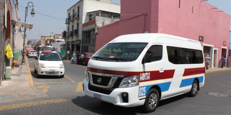 Otorgan apoyos económicos para renovación de unidades de transporte público colectivo y taxi