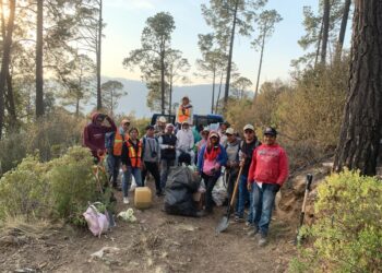 Reconocen labor del Grupo Ecológico del Carmen Tequextitla en el combate del incendio en Atltzayanca.