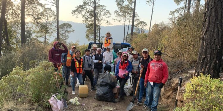 Reconocen labor del Grupo Ecológico del Carmen Tequextitla en el combate del incendio en Atltzayanca.