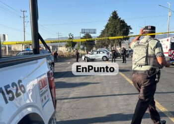 Choque entre motocicleta y vehículo deja a una mujer sin vida en Huamantla.