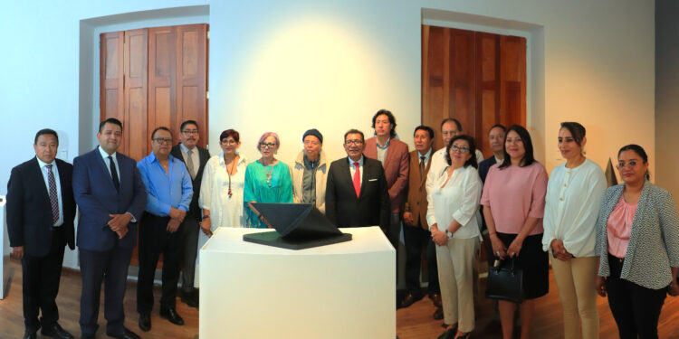Visita Rector de la UATx exposición del escultor Jesús Mayagoitia en el MAT