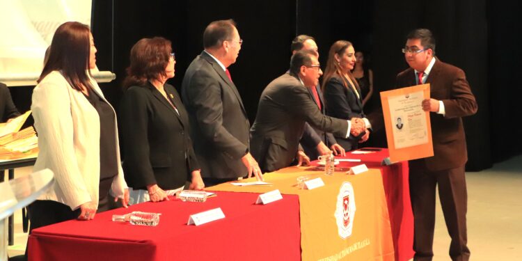 Concluye segunda jornada de entrega de títulos profesionales a egresados de la UATx