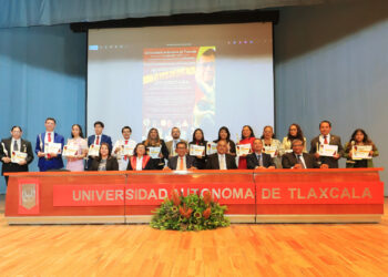 Entrega Rector de la UATx reconocimientos por identidad y práctica de valores universitarios a estudiantes, docentes y trabajadores de servicios