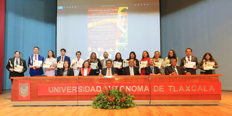 Entrega Rector de la UATx reconocimientos por identidad y práctica de valores universitarios a estudiantes, docentes y trabajadores de servicios