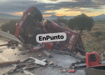 Choque frontal mortal en la Amozoc-Perote: conductor de tortón muere prensado