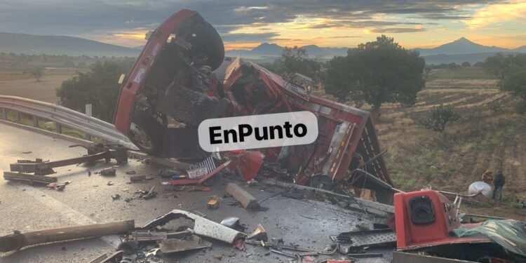 Choque frontal mortal en la Amozoc-Perote: conductor de tortón muere prensado