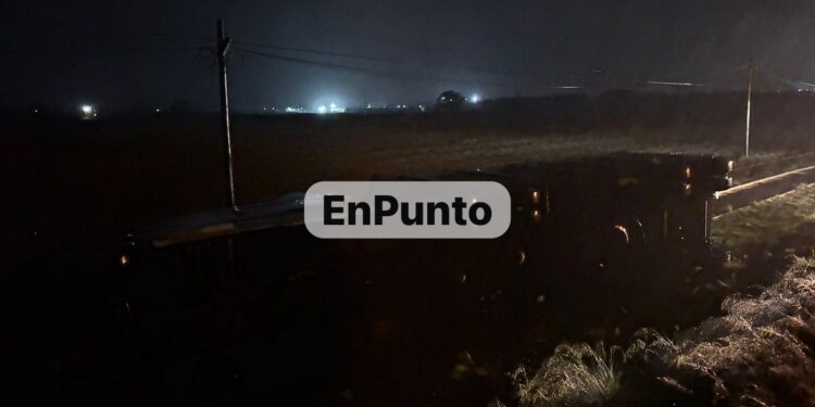 Vuelca tractocamión sobre la carretera Huamantla – Benito Juárez.
