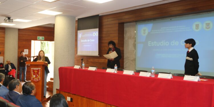 Estudiantes de Cipol UATx entregan resultados de encuesta de percepción de servicios públicos