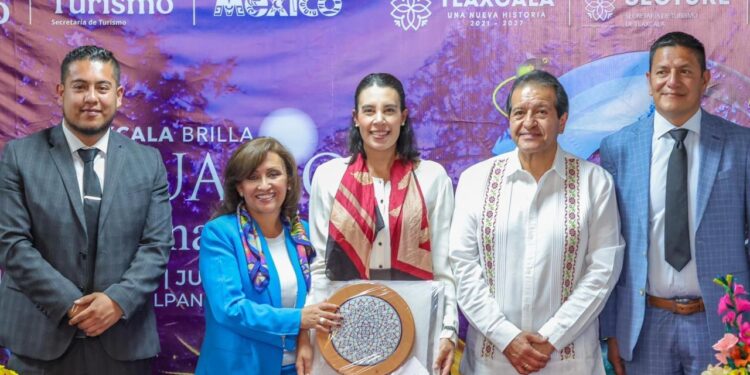 Presenta gobernadora en CDMX la temporada de avistamiento de luciérnagas en los municipios de Nanacamilpa y Calpulalpan