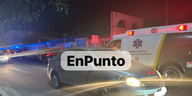 Presuntos integrantes de un anexo abandona cuerpo sin vida frente a su domicilio en Zaragoza, Huamantla.