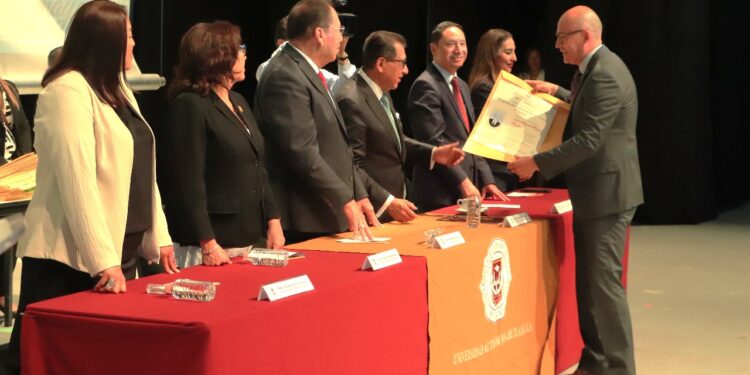 Concluye segunda jornada de entrega de títulos profesionales a egresados de la UATx