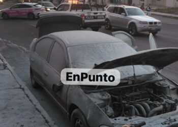 Se incendia vehículo en Xaloztoc; se desconocen las causas.