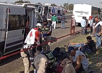 Una persona sin vida y 12 lesionados deja accidente entre trailer y unidad de transporte de personal.