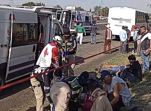 Una persona sin vida y 12 lesionados deja accidente entre trailer y unidad de transporte de personal.