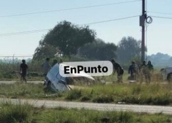 Solo daños materiales tras caer camioneta en barranca en Huamantla.