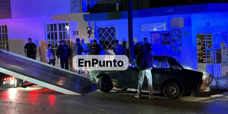 Conductor choca su vehículo en Huamantla.