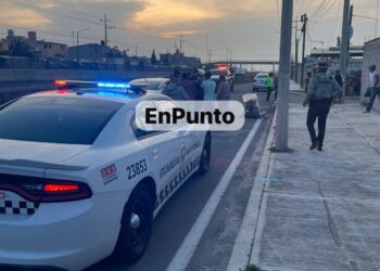 Salvan la vida abuelitos tras volcar su camioneta en Huamantla.