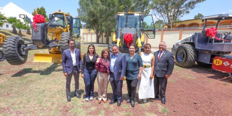Presencia gobernadora entrega de maquinaria de construcción para obra hídrica de Apizaco