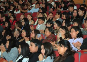 La tarea del Contador Público se refleja en la buena conducción de las organizaciones de la función pública: Rector de la UATx